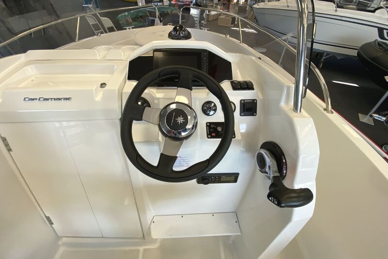 Jeanneau Cap Camarat 5.5 CC - dash and engine controls Jeanneau Cap Camarat 5.5 CC