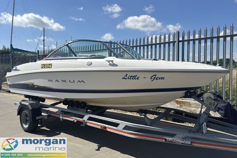  Maxum  1800 MX bow rider