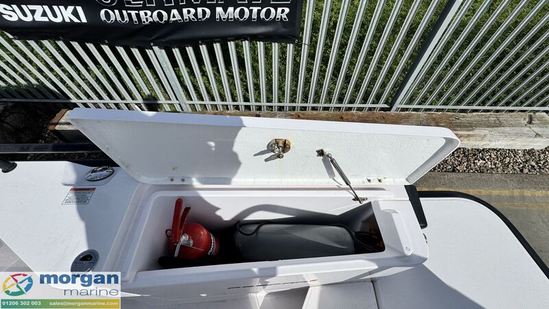  Axopar  28 Cabin
