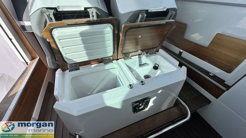  Axopar  28 Cabin