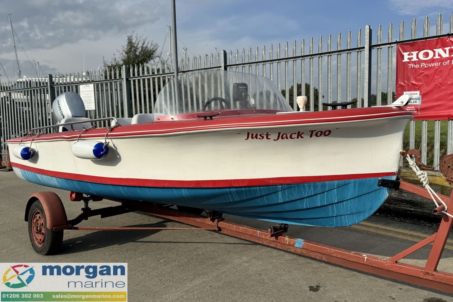 Classic mid-1970s River launch se vende