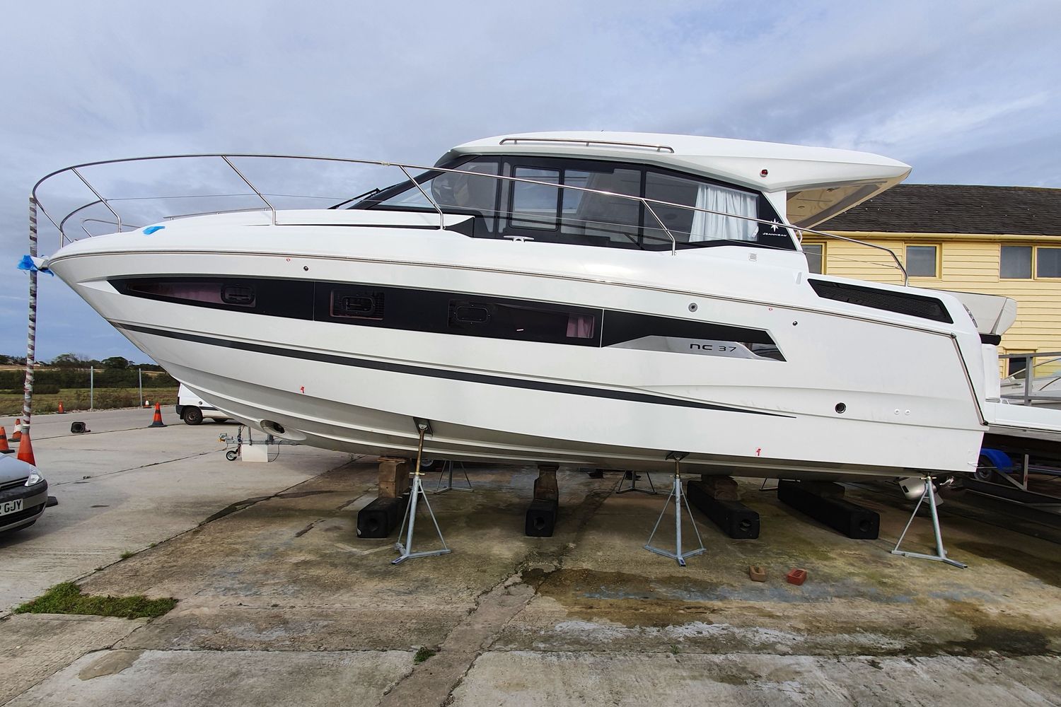 Jeanneau NC 37 se vende