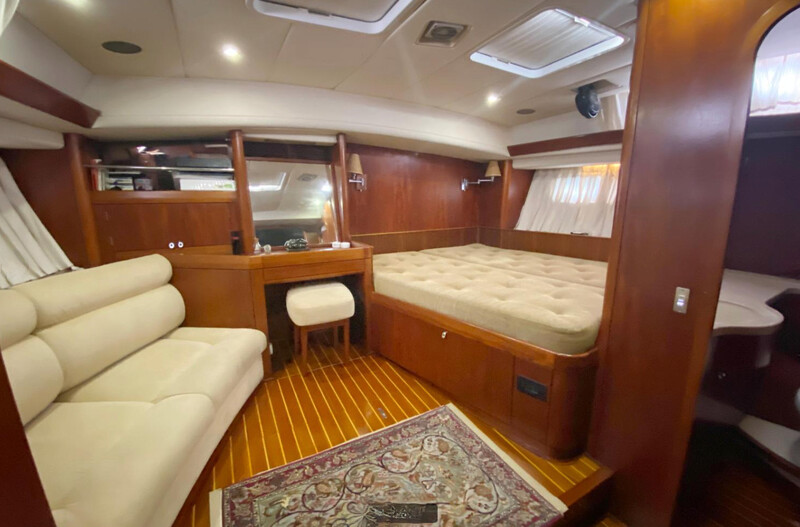  OYSTER 80 Deck Saloon