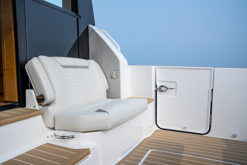 Tiara 48LE cockpit detail Tiara Yachts 48 LE