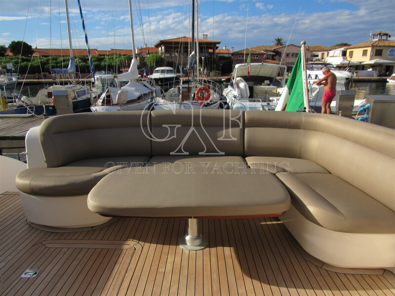 Tiara 5800 Sovran, cockpit dinette Tiara Yachts 5800 Sovran