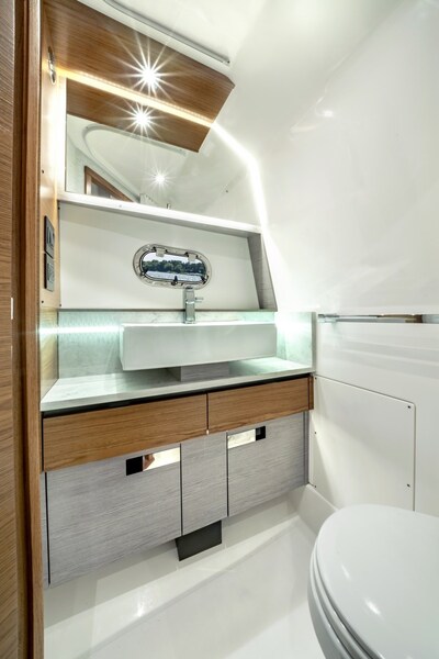 Tiara 43LS head Tiara Yachts 43LS