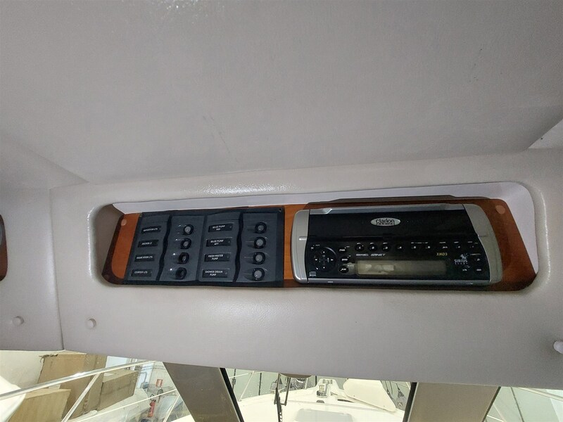 Riviera 33 fly Riviera 33 fly VHF Riviera Marine 33 Flybridge