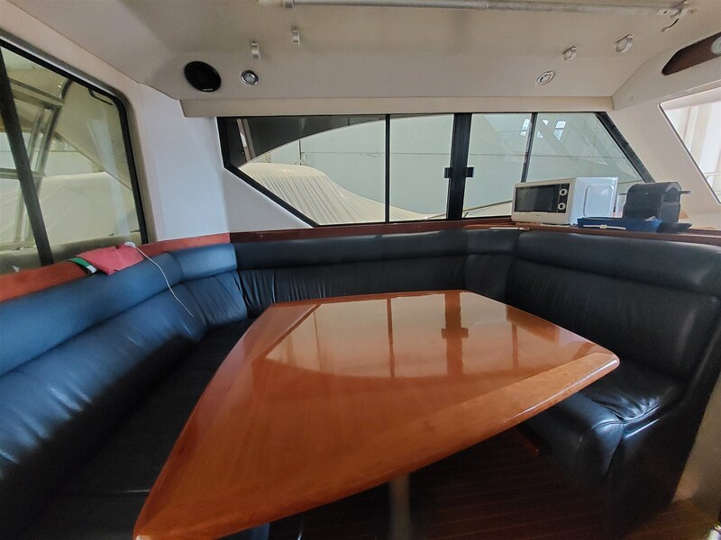 Riviera 33 fly dinette Riviera Marine 33 Flybridge