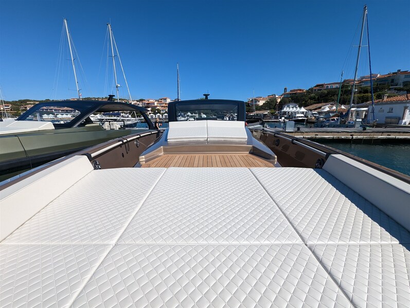 Apex 60 bow sunpad Apex Yachts Apex 60