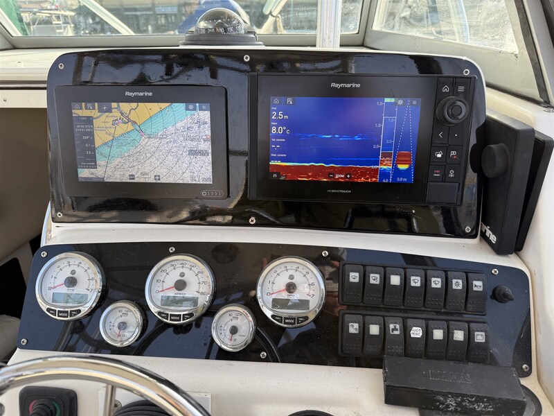 Boston 28 Outrage helm detail Boston Whaler OUTRAGE 28