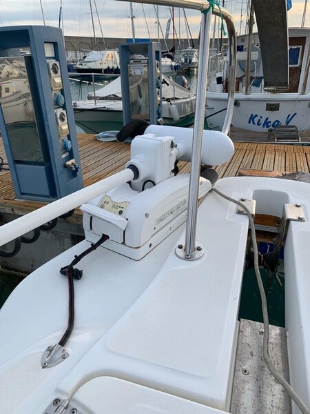 Boston 28 Outrage Minn Kota detail Boston Whaler OUTRAGE 28