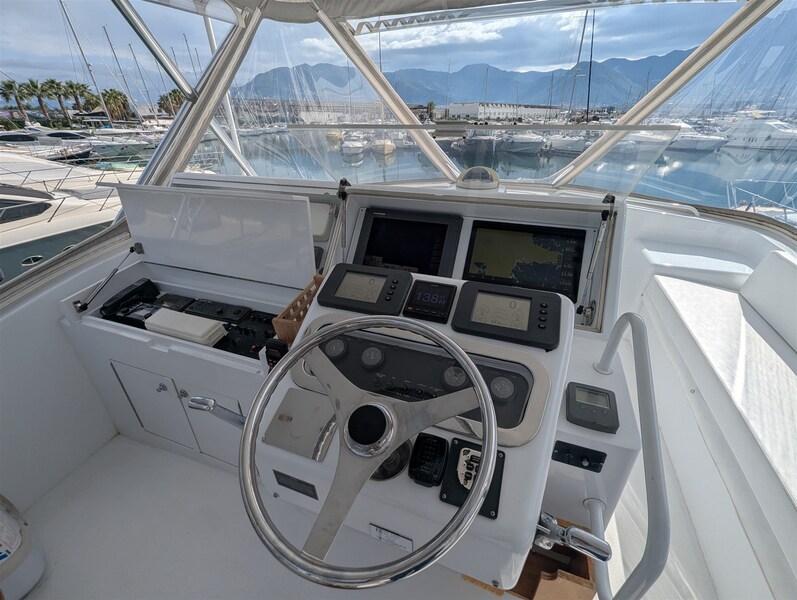 Hatteras 50 helm detail Hatteras 50 CONVERTIBLE
