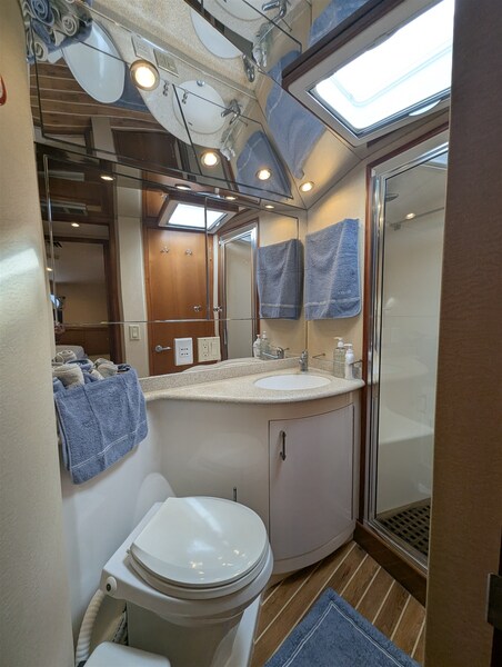 Hatteras 50 head and shower Hatteras 50 CONVERTIBLE