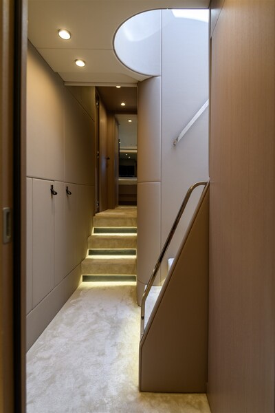 Azimut S7New companionway Azimut S7 M/Y 2023