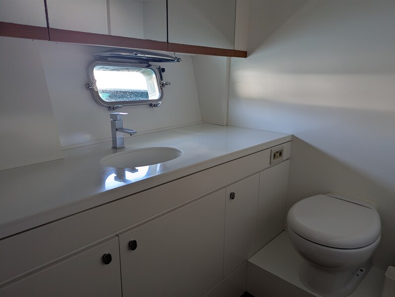 Toy Tender 47 owner's bathroom Toy Marine TENDER 47