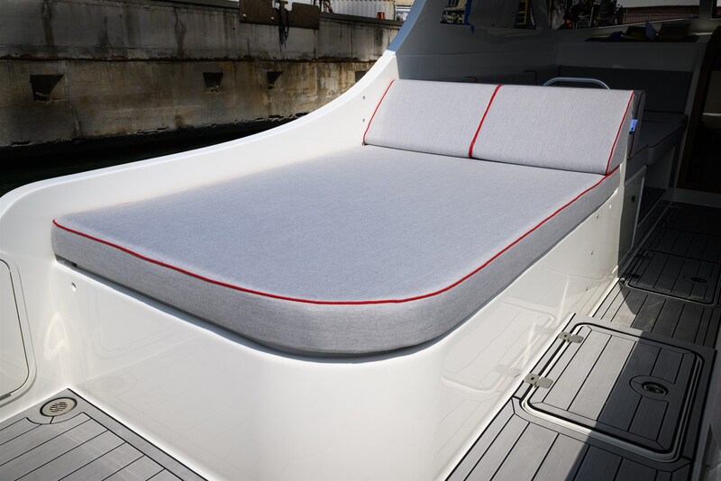 Toy 39 Outboard, sunpad detail Toy Marine TOY 39 FB