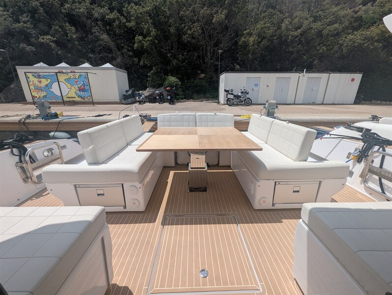 Pardo GT52 cockpit dinette convertible Pardo Yachts GT 52