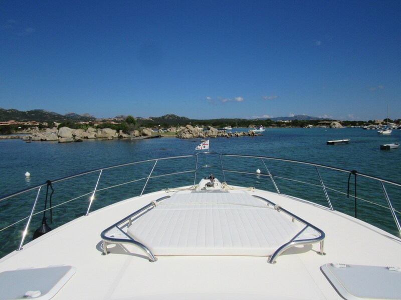 Riviera 4000 Offshore, fwd sundeck Riviera Marine 4000 Offshore