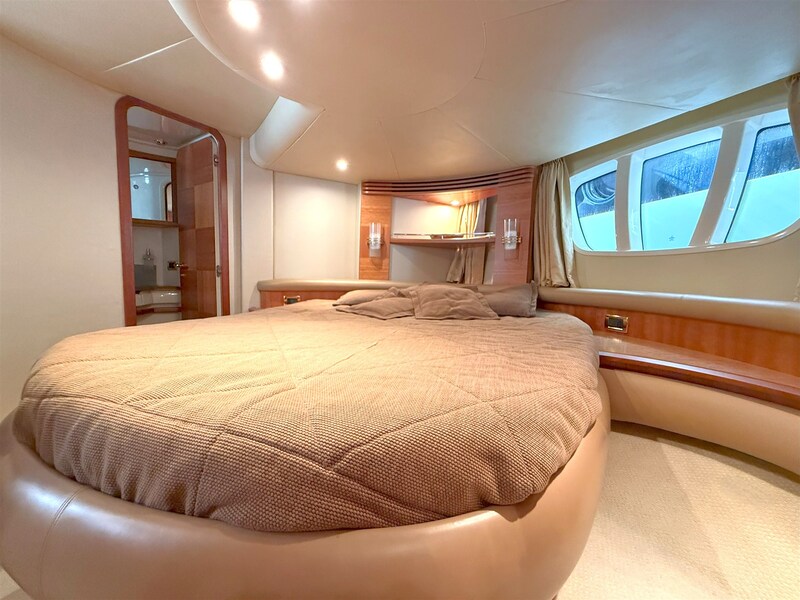 AZIMUT 55 Guest Cabin Azimut 55 Flybridge