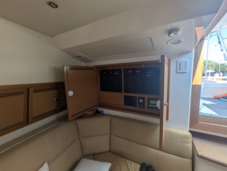 Cabo 38 Express salon detail Cabo 38' Express