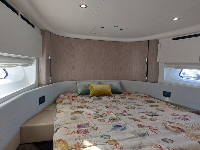 Azimut 53 Fly vip cabin Azimut 53 Flybridge MY 2021