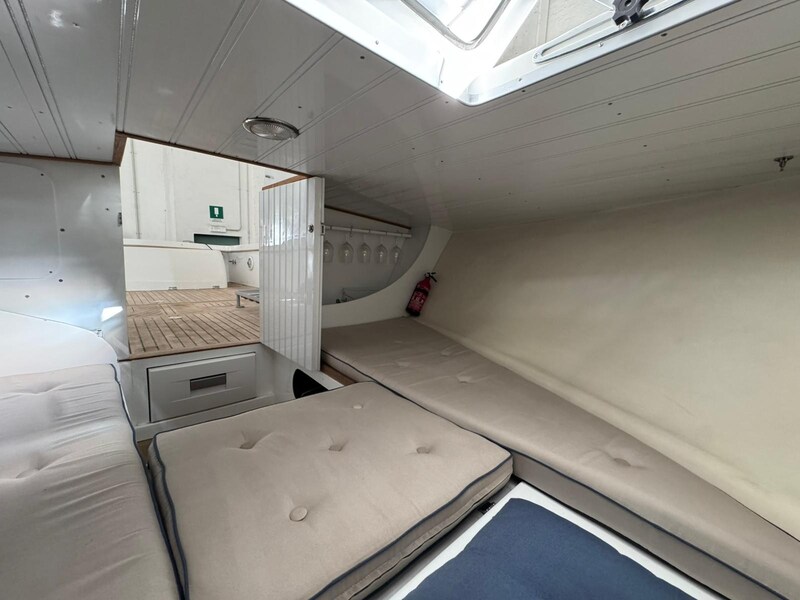 {I} Cabin detail Bertram Yacht 25' HT