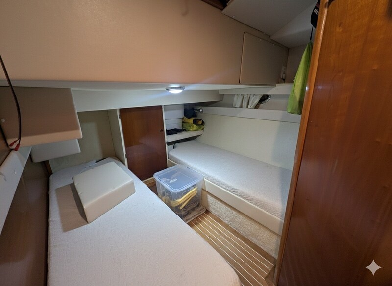 {I} Guest cabin Azimut AZ 35