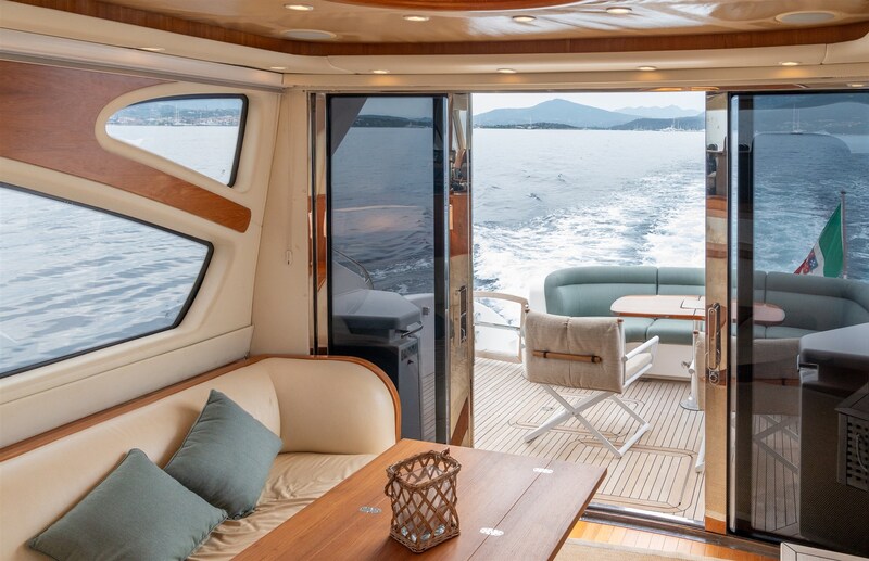 {I} Salon to aft Tiara Yachts 5800 Sovran
