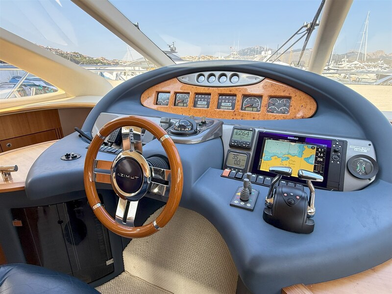 {I}Console detail Azimut 55 Flybridge