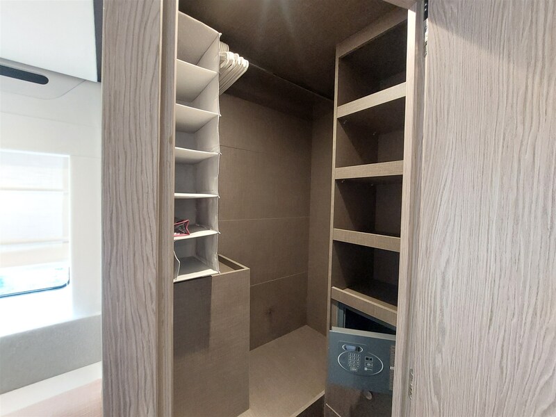 {I} Wardrobe Azimut 53 Flybridge