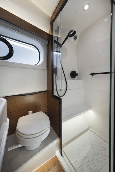 {I} Bathroom Tiara Yachts 46LS