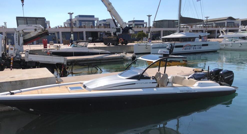 Technohull Attitude 35 se vende