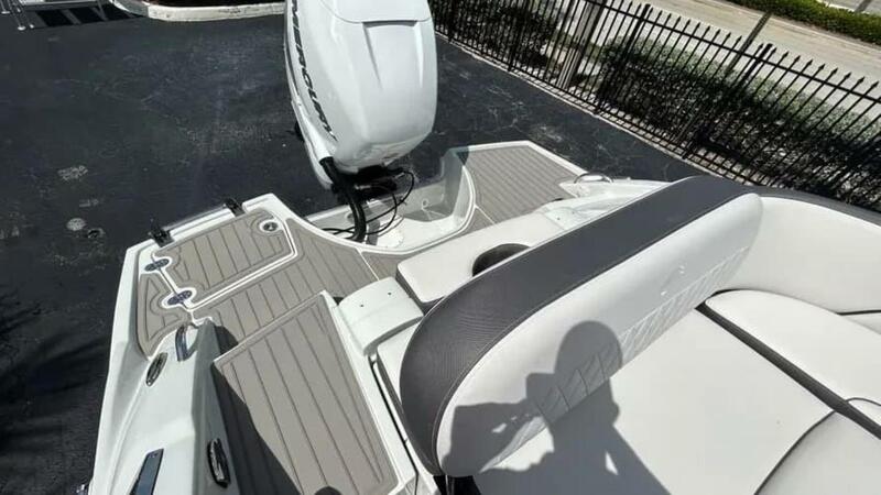  Crownline E290 XS