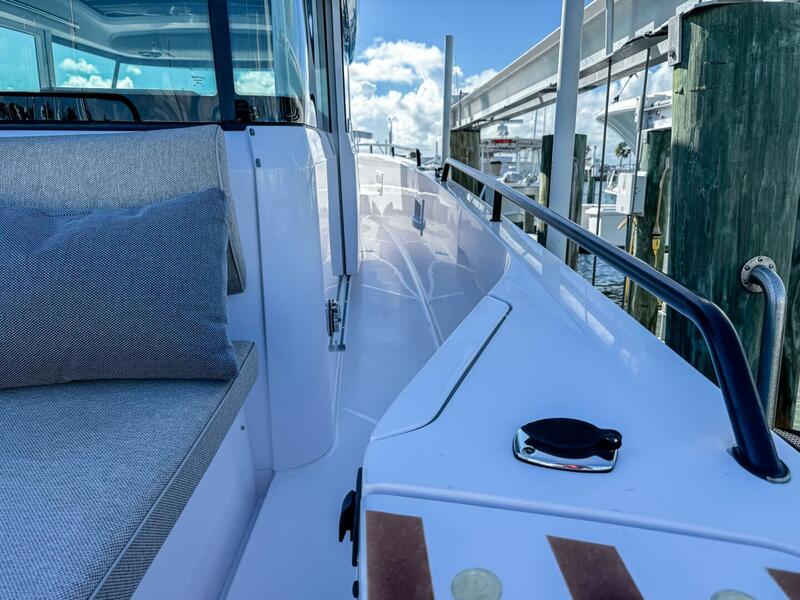  Axopar 37 Cross Cabin