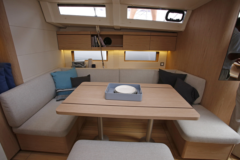 Saloon Beneteau Oceanis 46.1